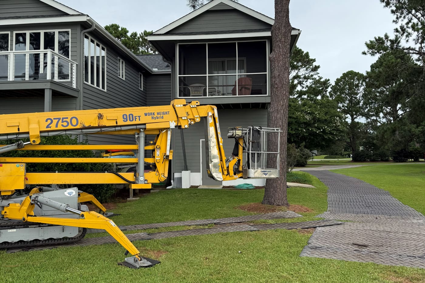 Spider lift on job